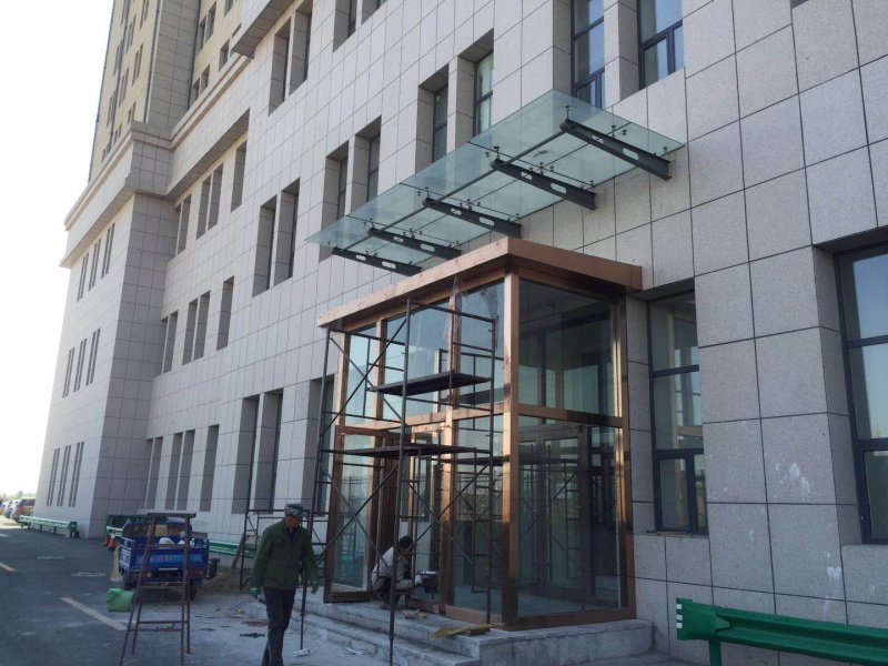 交资集团综合服务楼后门增设门斗